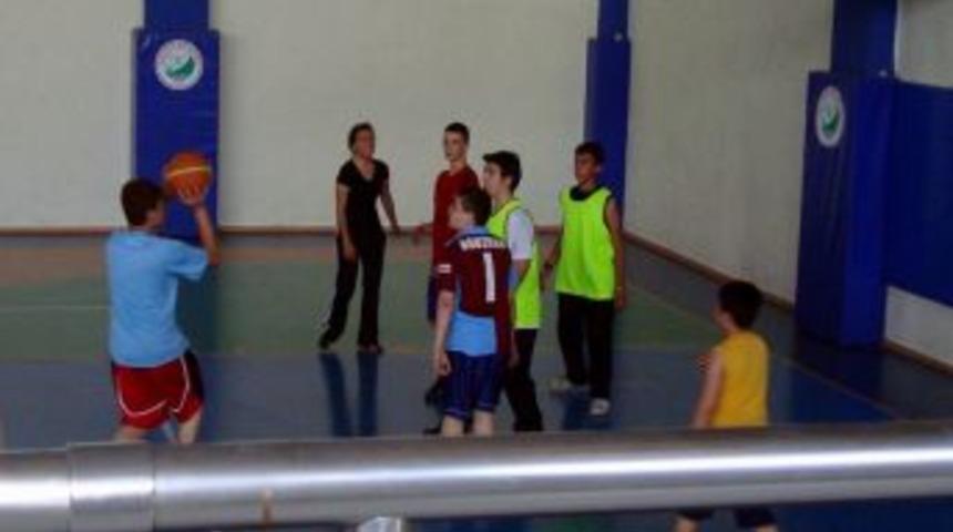 Basketbol Aşkı Liseli Aylin'i Spor Okulunda Tek Kız &Ouml;ğrenci Yaptı