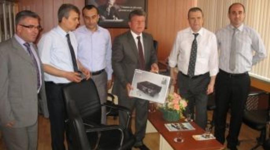 Uzunk&ouml;pr&uuml; Belediyesinden Meslek Lisesine Projeksiyon Cihazı