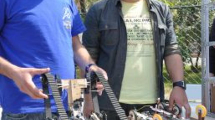 Robotlar G&ouml;r&uuml;c&uuml;ye &Ccedil;ıktı