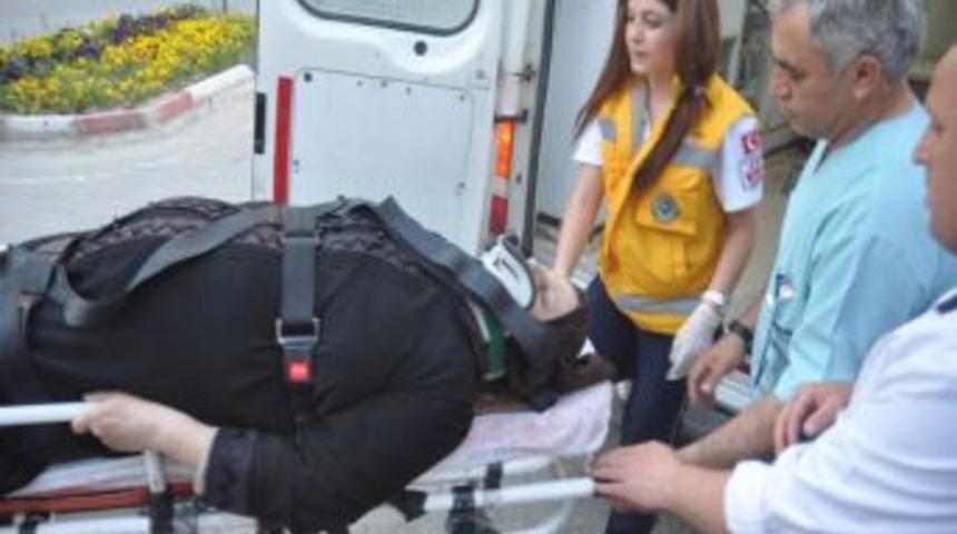Gen&ccedil; &Ouml;ğretmenin &Ccedil;arptığı Yaşlı Kadın Yaralandı