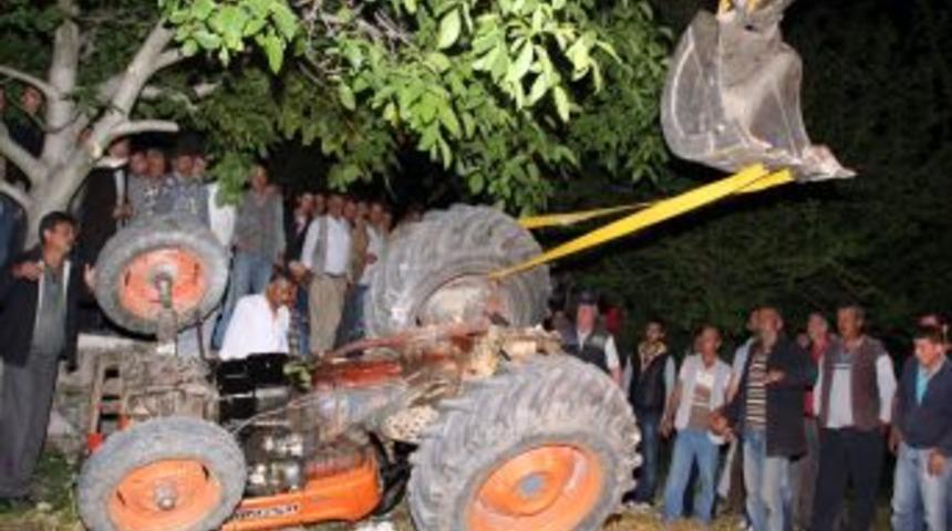 Trakt&ouml;r&uuml;n altında kalarak can verdi