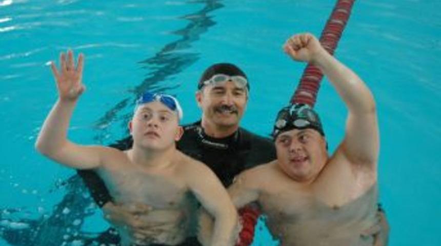 Eski Devlet Bakanı T&uuml;zmen, Engelli Sporcularla Havuzda Kapıştı