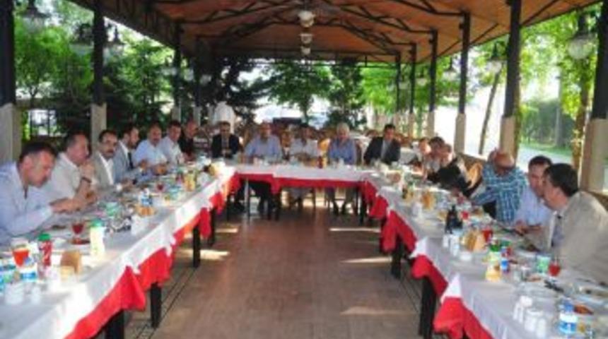 Uşak Heyetinden Milletvekili Şahin'e El Dokuması Kilim