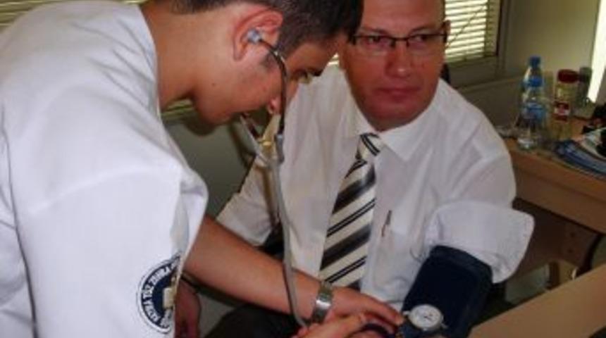 S&ouml;ke Sağlık Meslek Lisesi Kamu &Ccedil;alışanlarının Tansiyonunu &Ouml;l&ccedil;t&uuml;