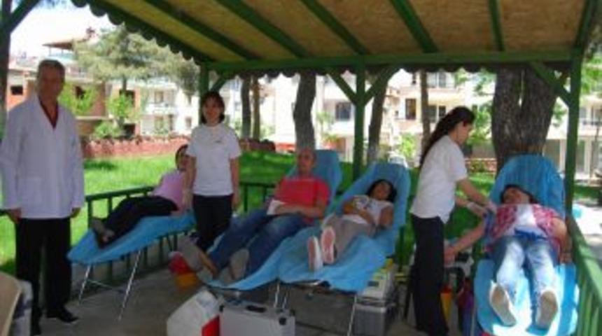 Kula'da &Uuml;niversite &Ouml;ğrencileri Kan Bağışında Bulundu