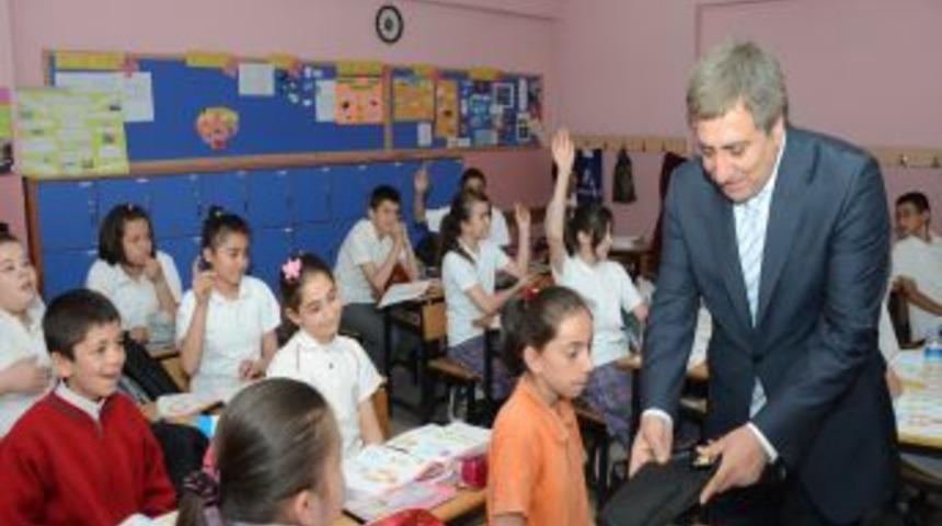 Vali İzzettin K&uuml;&ccedil;&uuml;k Okulları Gezdi