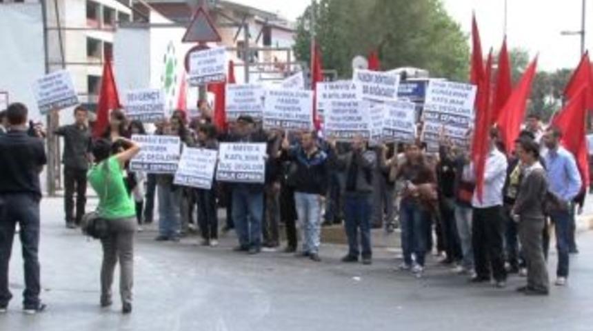 Emniyet &ouml;n&uuml;nde g&ouml;zaltı protestosu