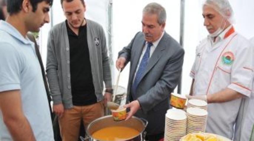İlkadım'dan Om&uuml;'ye &Ccedil;orba Ekmek Standı