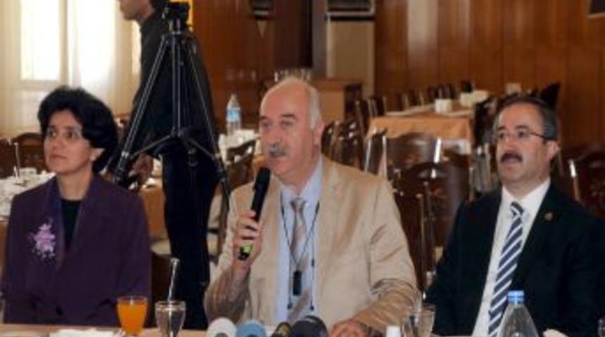 Dicle &Uuml;niversitesi Rekt&ouml;r&uuml; : B&ouml;lgeye ter&ouml;rden dolayı hocalar gelmek istemiyor