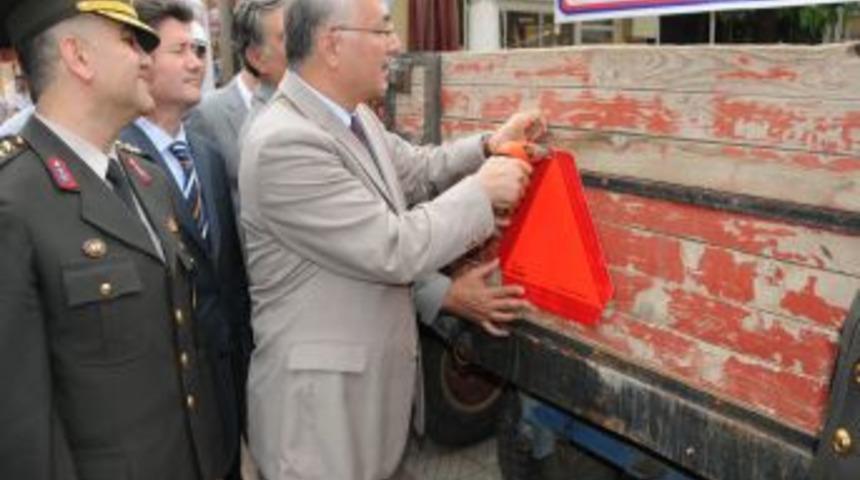 Manisa'da trakt&ouml;r kullanan &ccedil;ift&ccedil;ilere reflekt&ouml;r dağıtıldı
