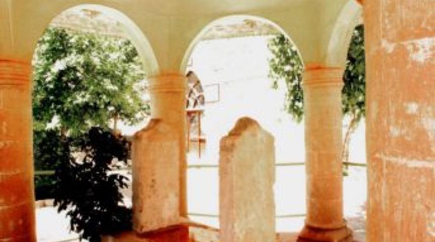 Sultan Hamza t&uuml;rbesi onarım bekliyor