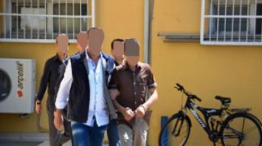 Garsonu &ouml;ld&uuml;ren zanlıları &ouml;deme yaptıkları kredi kartı ele verdi