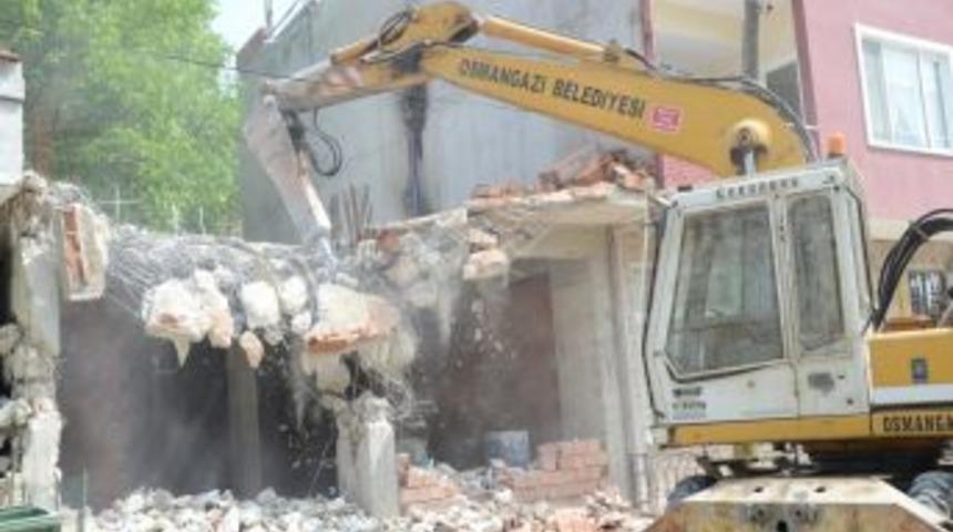 Osmangazi'de 2 ka&ccedil;ak yapı daha yıkıldı