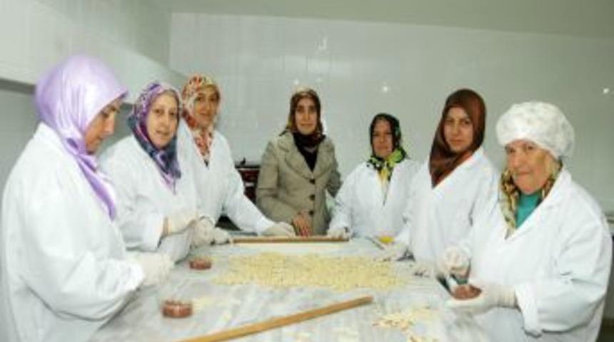 Mamaklı kadınlar mantı imal ederek aile b&uuml;t&ccedil;elerine katkı sağlıyor