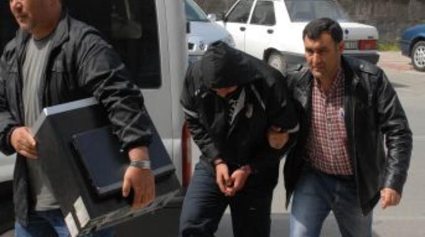 İş Yerlerinden Bilgisayar &Ccedil;alan Gen&ccedil; Yakalandı