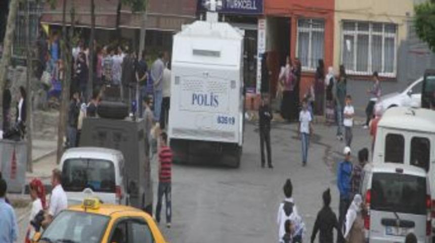Beyoğlu'nda İki Aile Kız Meselesi Y&uuml;z&uuml;nden Birbirine Girdi: 3 Yaralı