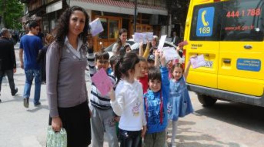 Minikler Annelerine Sevgilerini Postaladılar