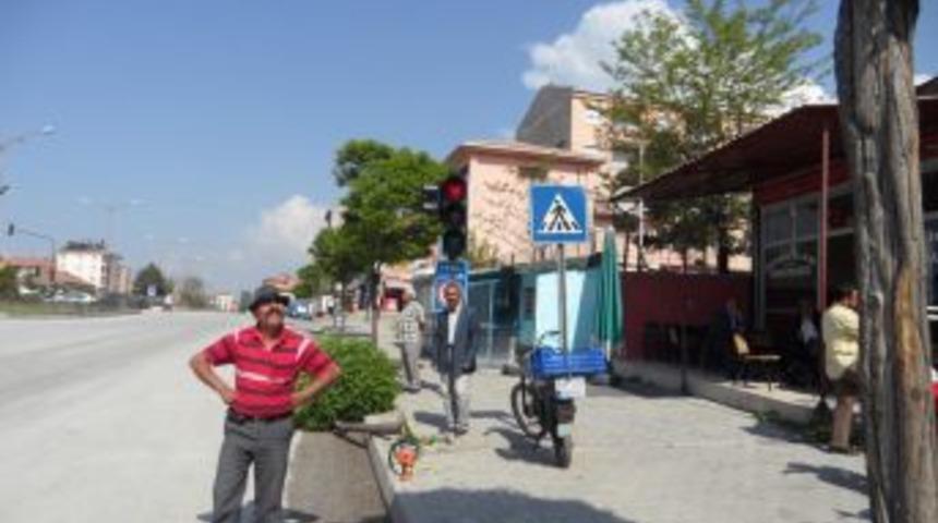 Sorgun'da Trafik Işıkları Kapatan Ağa&ccedil;lar Kesildi