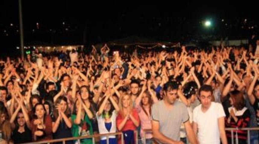 &Ouml;ğrenciler &Ouml;zg&uuml;n'le Coştu