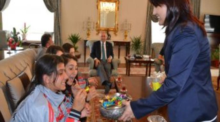 Amasya G&uuml;zel Sanatlar &Ouml;ğrencilerinden Vali Daş&ouml;z'e Ziyaret