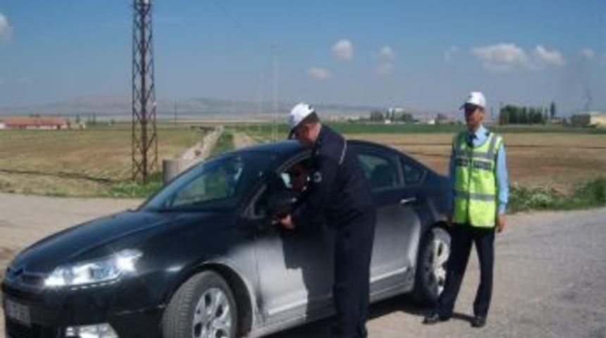 Boğazlıyan polisi s&uuml;r&uuml;c&uuml;leri karanfille uyardı