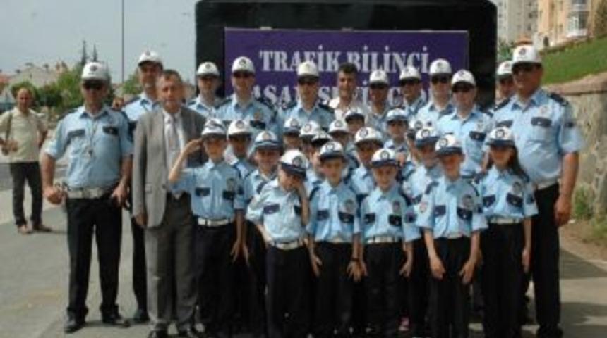 Minik Trafik Polislerinden Emniyet Kemeri Uygulaması
