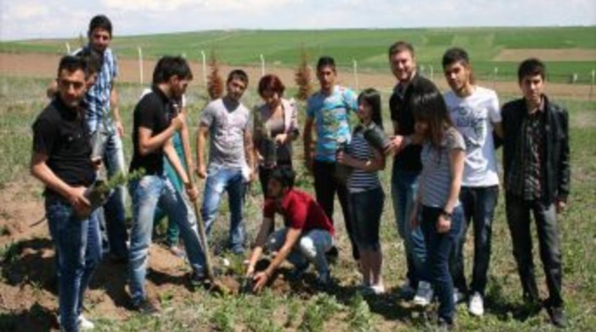 Boğazlıyan Meslek Y&uuml;ksekokulu bah&ccedil;esinde, 2 bin &ccedil;am fidanı toprakla buluştu