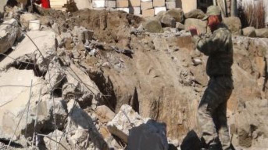 Bitlis'te inşaaat &ccedil;&ouml;kt&uuml;: 3 yaralı