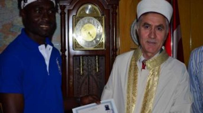 Fildişi Sahilli Paul M&uuml;sl&uuml;man Oldu