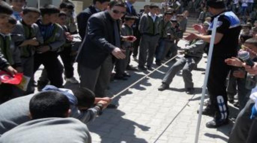 Polisten &Ouml;ğrencilere Moral