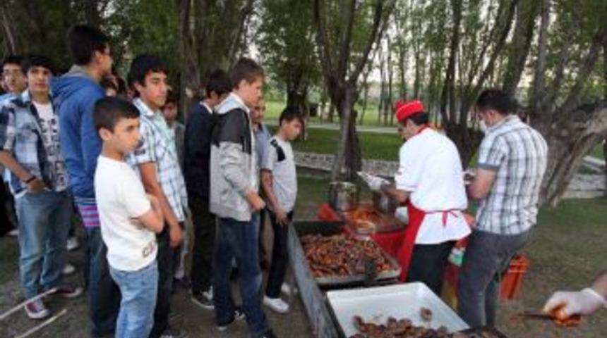 Yenimahalleli Futbolculara Şampiyona &Ouml;ncesi Moral Pikniği