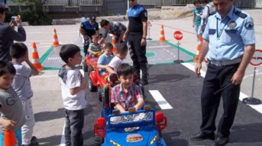 Kırıkkale'de İ&ouml;o &Ouml;ğrencilerine Uygulamalı Trafik Eğitimi Veriliyor