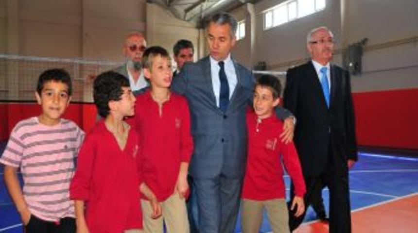 Başkan Uzun, İhlas İlk&ouml;ğretim Okulu Spor Salonu Ve Kermesini A&ccedil;tı