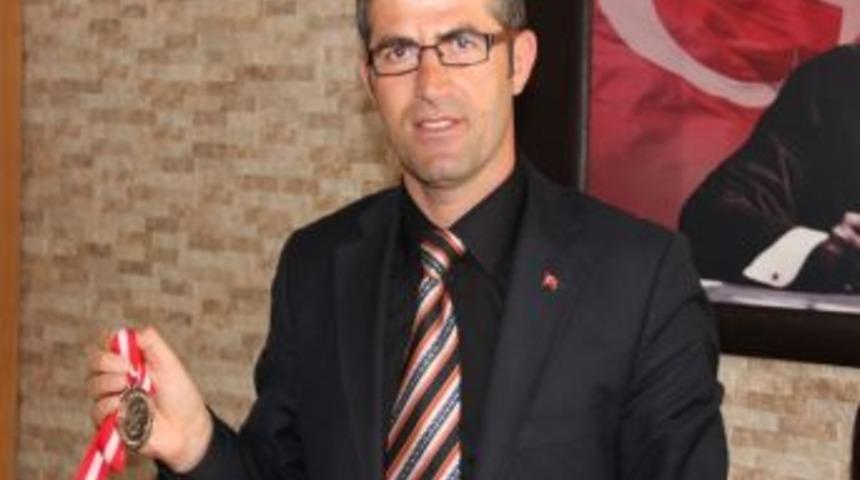 Takım Elbisesini &Ccedil;ıkarıp Spora Koşuyor