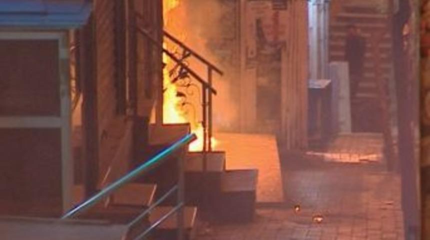 Yasadışı g&ouml;steri yapan grup polise molotoflarla saldırdı
