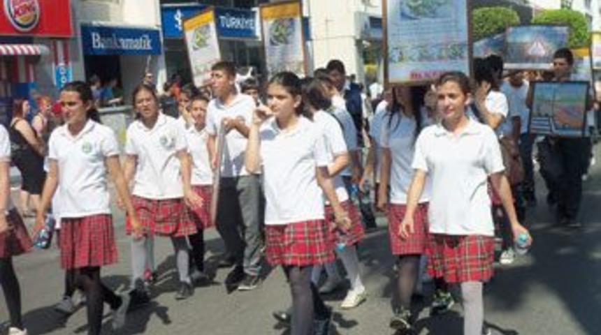 &Ouml;ğrencilerden trafiğe dikkat y&uuml;r&uuml;y&uuml;ş&uuml;