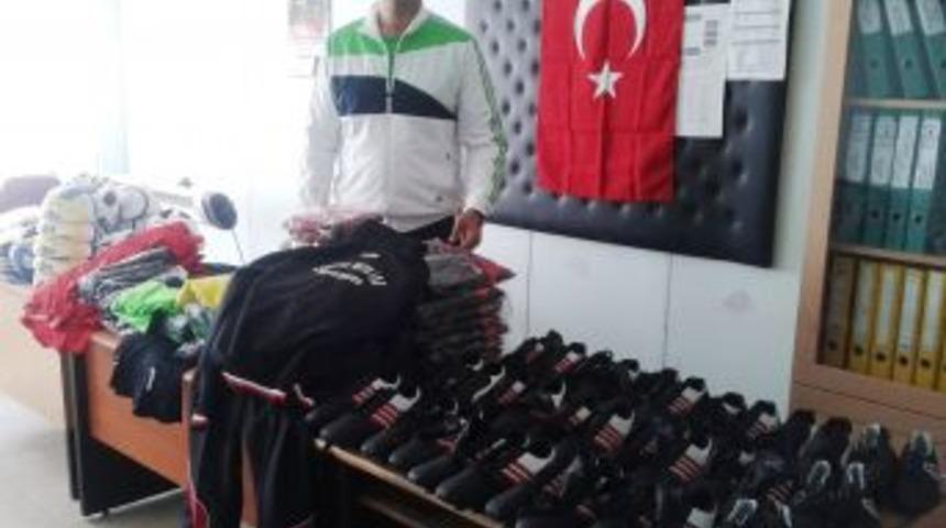 Bafra Belediyesi'nden Hakkarili &Ouml;ğrencilere Spor Malzemesi