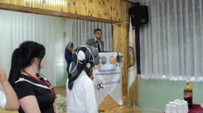 Narman Meslek Y&uuml;ksek Okulu &Ouml;ğrencilerinden  Poster Sunumu