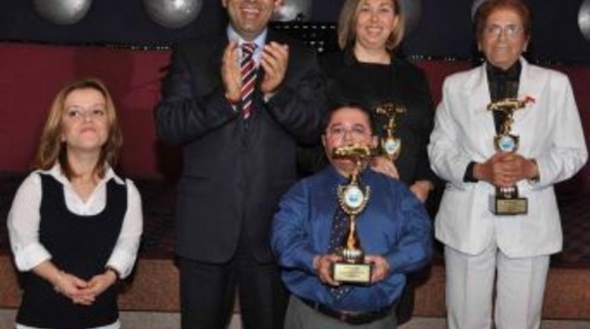 Yılın S&uuml;r&uuml;c&uuml;leri Ve Trafik&ccedil;ileri &Ouml;d&uuml;llendirildi