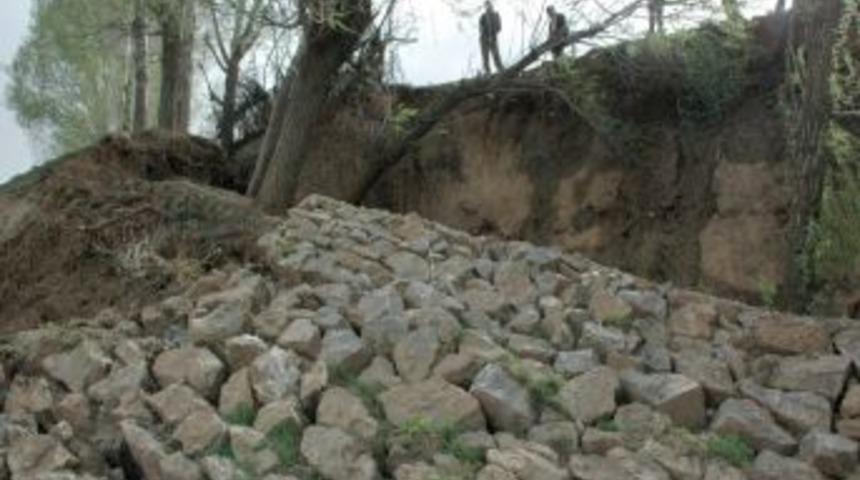 Sulama kanalı yıkıldı, &ccedil;ift&ccedil;i destek bekliyor