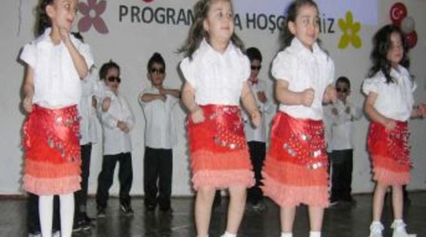 Minik &ouml;ğrencilerden annelere &ouml;zel program