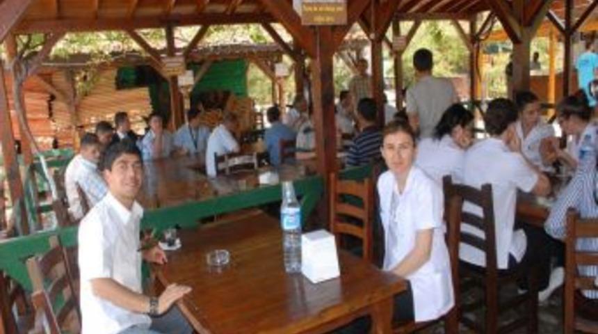 Kaymakam Ve Eşi Rehabilite Altındaki Gen&ccedil;lere Piknik D&uuml;zenledi