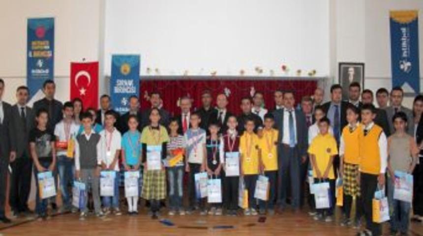 Matematik&ccedil;i yarışmacılara &ouml;d&uuml;lleri verildi