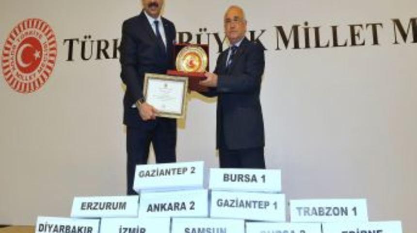 &Ccedil;i&ccedil;ek: Yeni anayasa yazımı 'Temel Hak ve &Ouml;zg&uuml;rl&uuml;kler' ile başlıyor