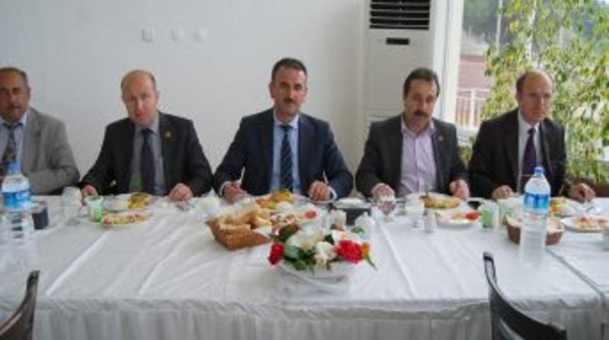 Başkan iş&ccedil;ilerle yemek yedi, sıkıntılarını dinledi