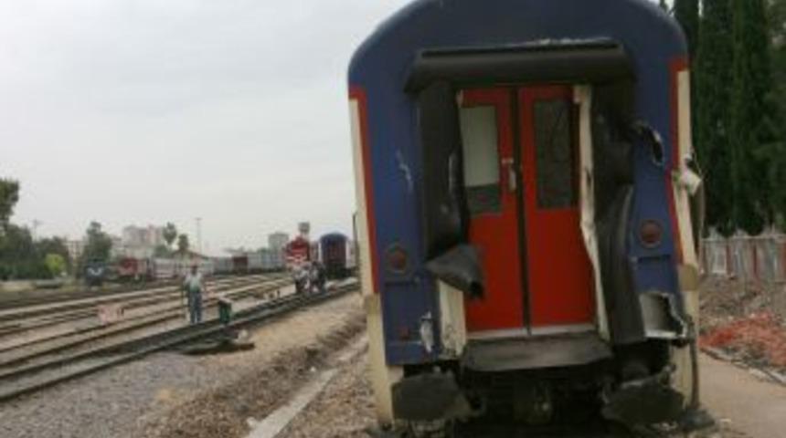 Kaza yapan trenler yoldan &ccedil;ekildi, iş&ccedil;iler rayları onarıyor