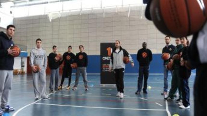 Basketbolculardan kimsesiz &ccedil;ocuklara basket eğitimi