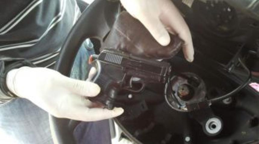 Aracın Direksiyonunda Silah Bulundu