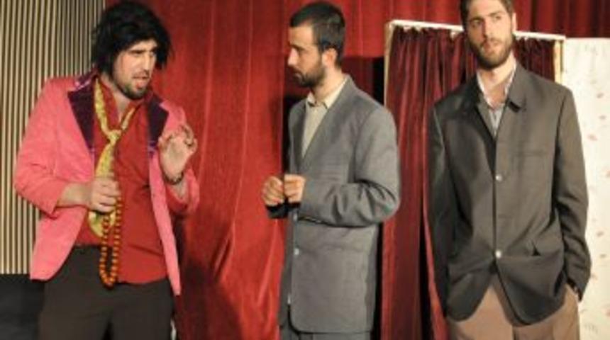 &lsquo;G&uuml;l Devri&rsquo; tiyatro oyunu seyirci ile buluşmaya devam ediyor