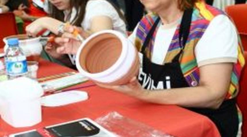 Anne Ve &Ccedil;ocukları Saksıları S&uuml;sleyecek